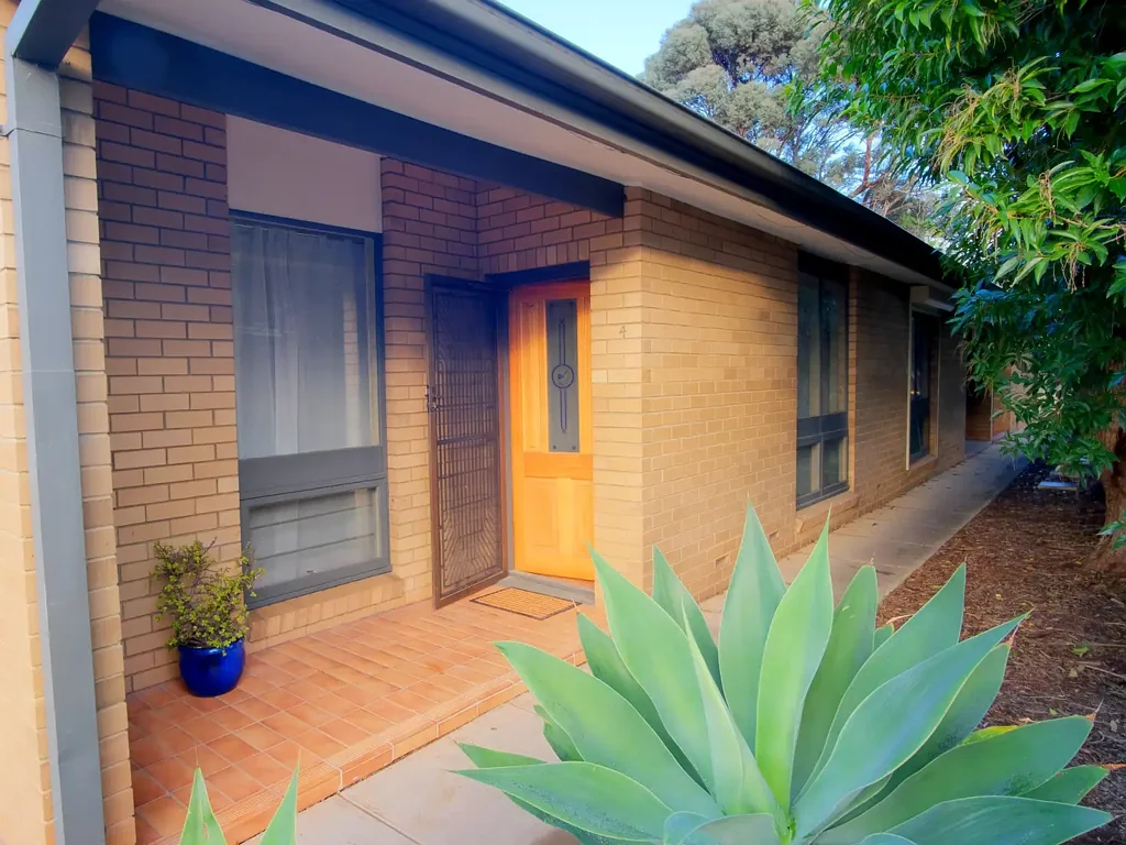 Beautifully Refurbished Unit in Excellent Location