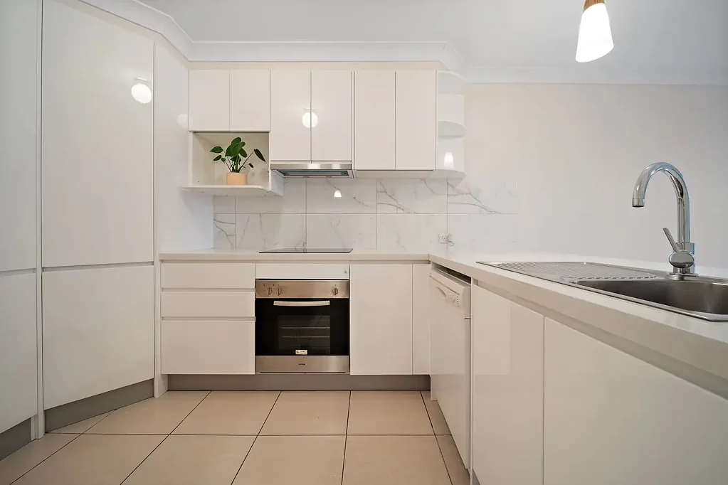 Kaleen 3chambre Renovated apartment living!