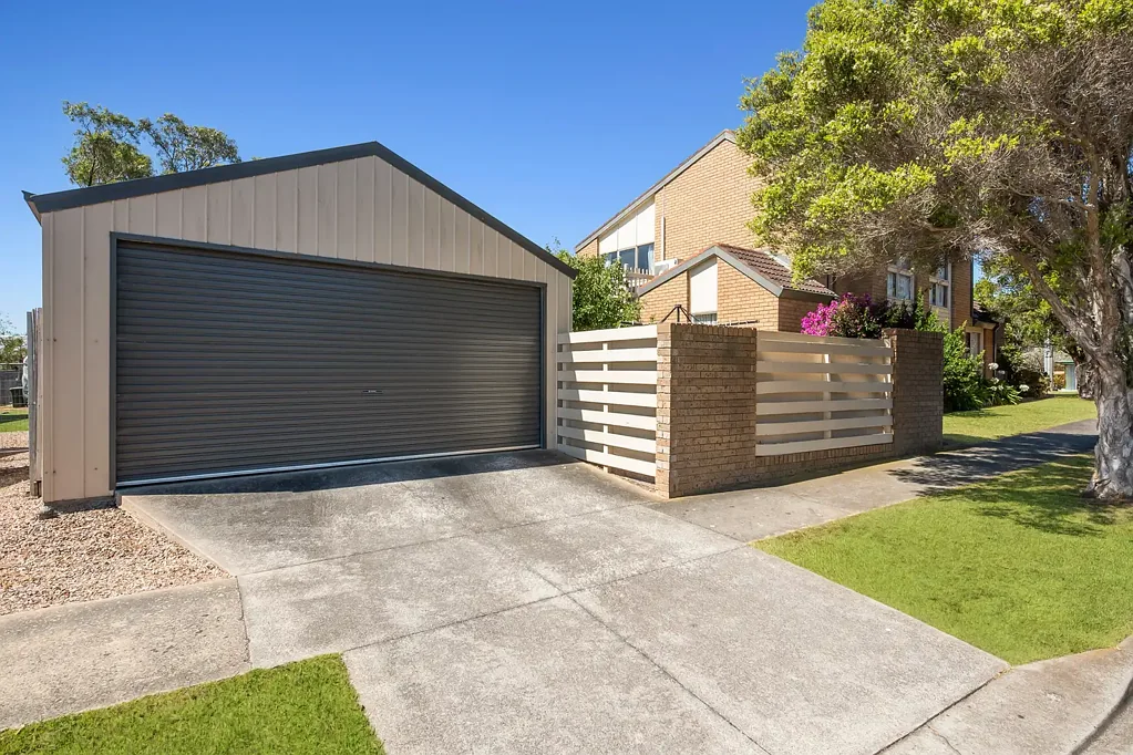 Leopold 5房  Rare: 2 sets of Double Garages, Workshop & a Huge Family Floorplan on a 648m² Corner Block