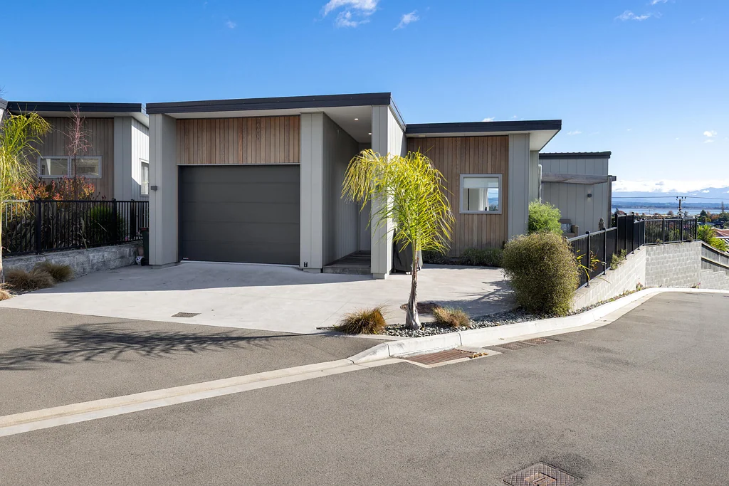 Stoke 2房  Elevated, elegant and move-in ready