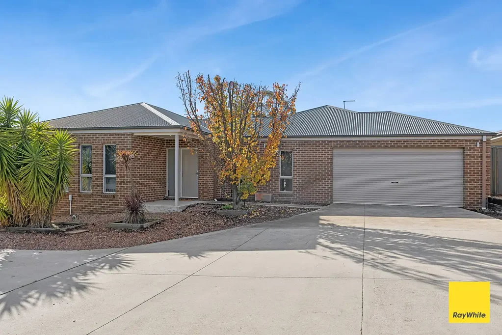 Golden Square 3Moenga Low-Maintenance Living in a Convenient Location
