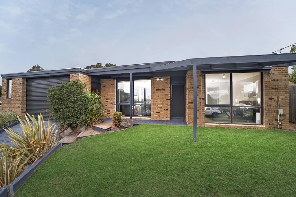 Langwarrin 4房 宁静庭院位置 毗邻Bolton Court Reserve 现代内饰 四卧两卫 板岩瓷砖 厨房石材台面 主卧套间 太阳能泳池 步行学校商圈 Modern Family Oasis Beside Bolton Court Reserve