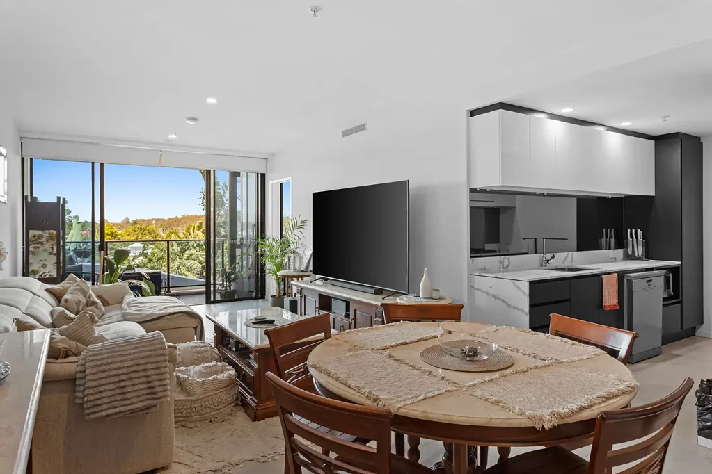 MODERN, LUXURIOUS 2 BEDROOM APARTMENT, OPPOSITE HARBOURTOWN AND CLOSE TO THE BROADWATER AVAILABLE SOON!!