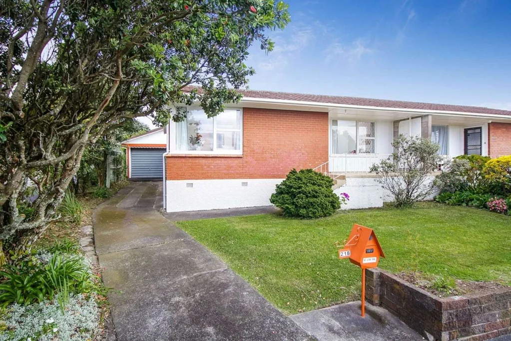 Spacious and Sunny 2-Bedroom Unit in Prime Blo...