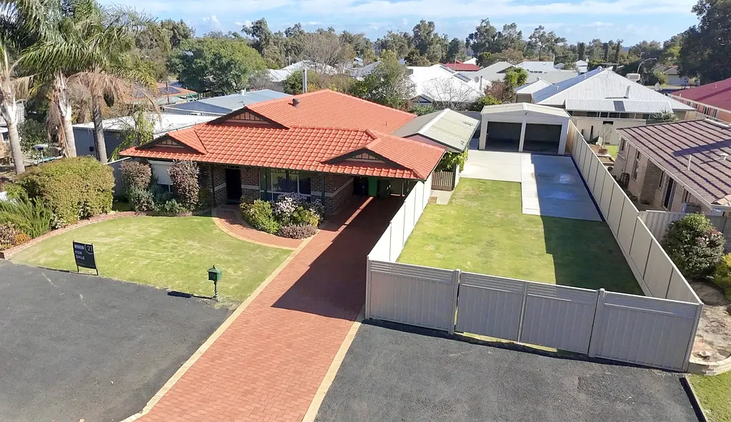 Glen Iris 4房  HOME OPEN CANCELLED - Huge Workshop + Side Access + Family Living on a Rare 802m² Block!