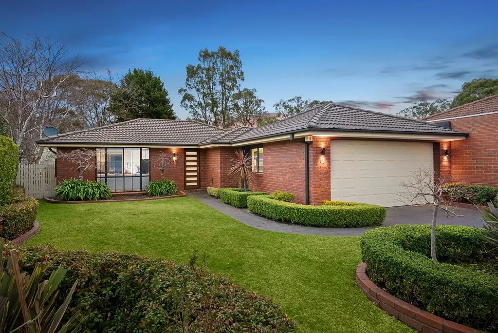 Rowville 4房 Palms区四卧家庭宅 精心花园环绕 L形宽敞起居 美食厨房高端 大遮蔽户外娱乐 分区空调舒适 双车库卷帘入口 Luxurious family oasis with parkside prestige