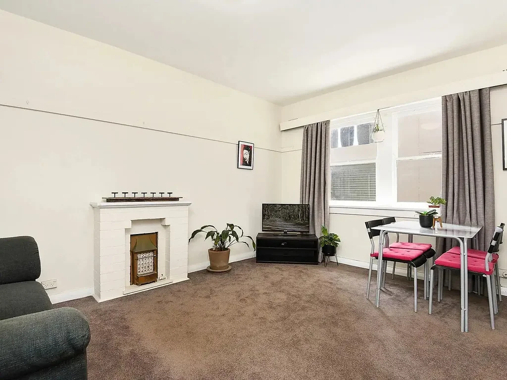 Classic Art Deco apartment in premier Potts Point setting