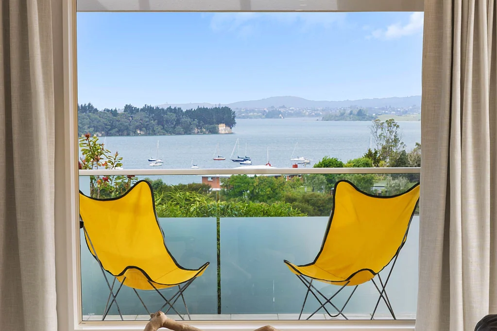 Omokoroa 4 Bedroom Elegantly Decorated Home With Iconic Views