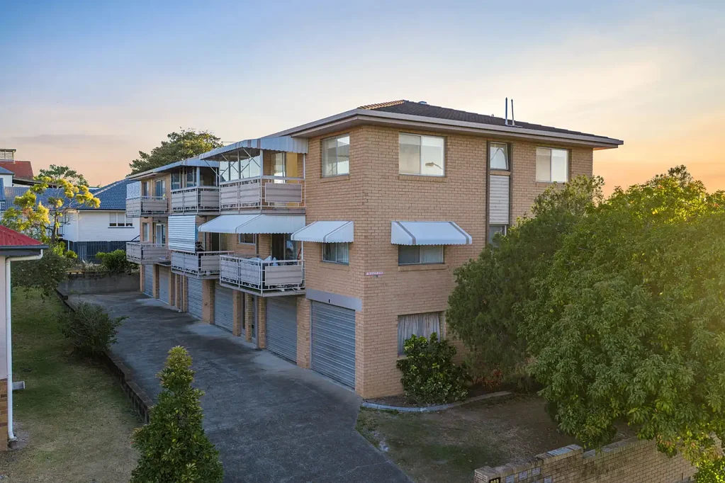 Greenslopes 2침실 Top-Floor Renovated Retreat with City Skyline Views