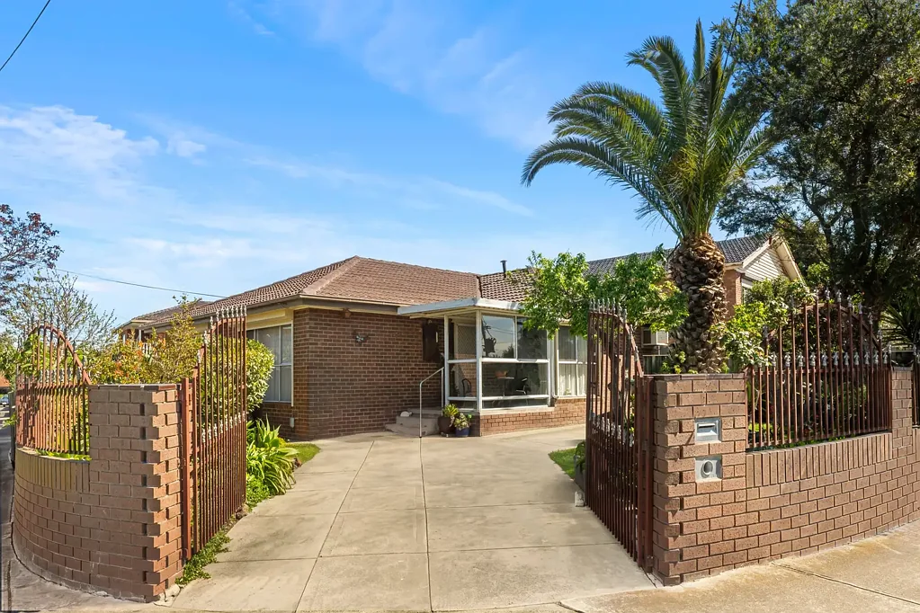 Thomastown 3Kwarto Much-Loved Family Home with Corner Block Potential