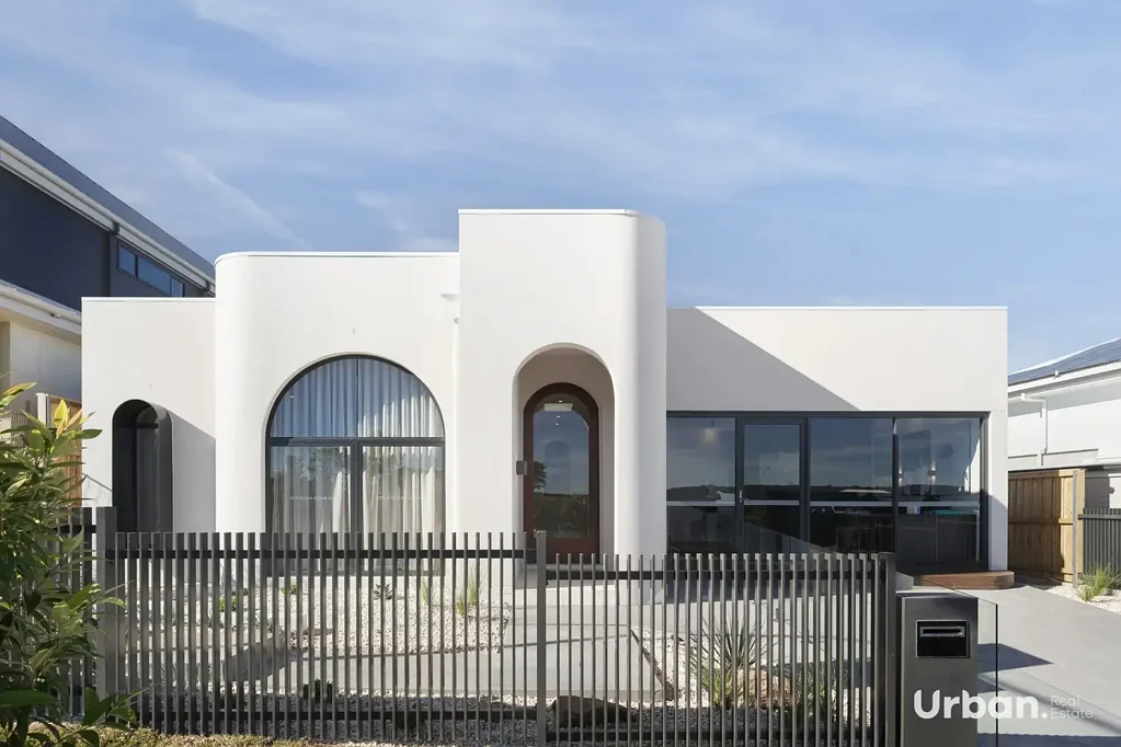 Menangle Park 4 Slaapkamer Modern Living meets Mediterranean Style – Display Investment in Prime Menangle Park Location