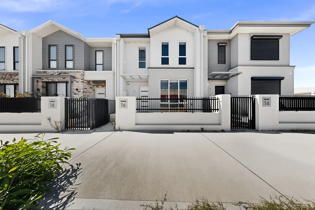 3 Bed + Theatre = 4th Bedroom Flex | Walk to Shops & Train