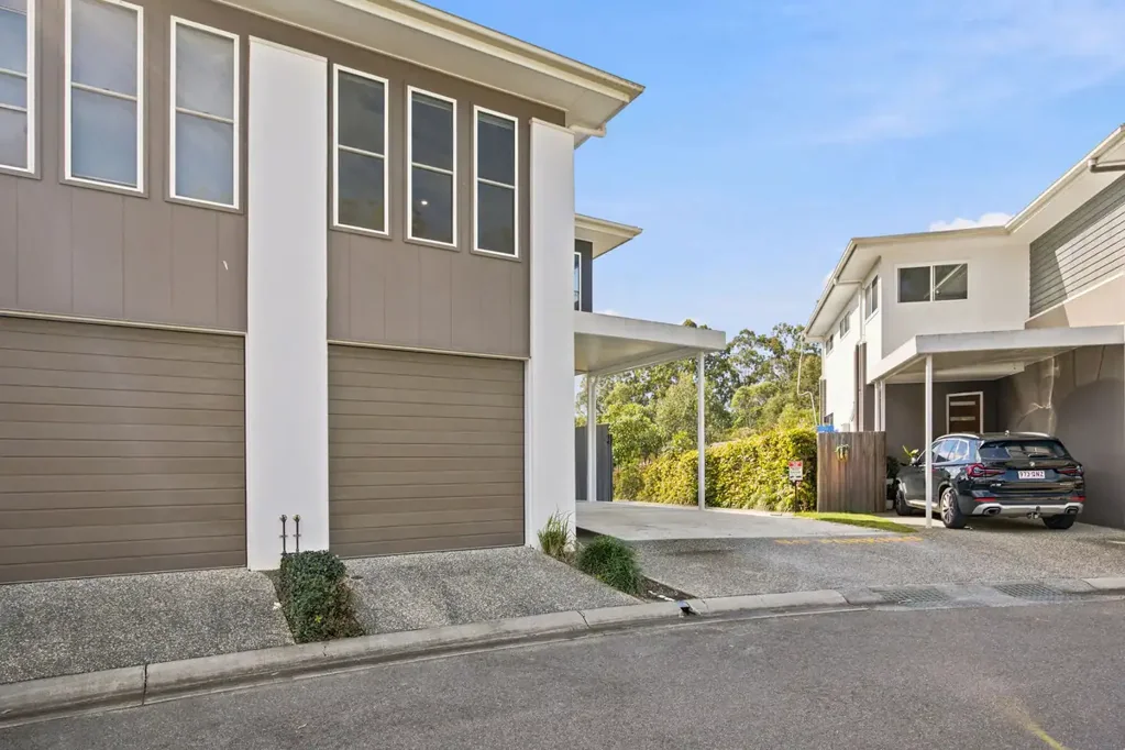 Mudgeeraba 4Moenga Modern Family Living Next to Somerset College