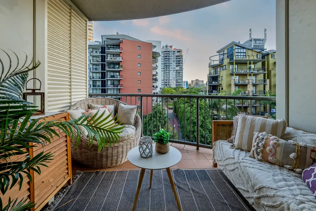 Kangaroo Point 2chambre Tastefully Renovated Riverside Living in the Prestigious Bridgewater Complex!