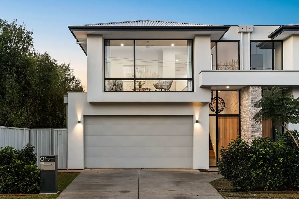 Glenelg North 4બેડરૂમ Contemporary Family Living with Poolside Entertaining