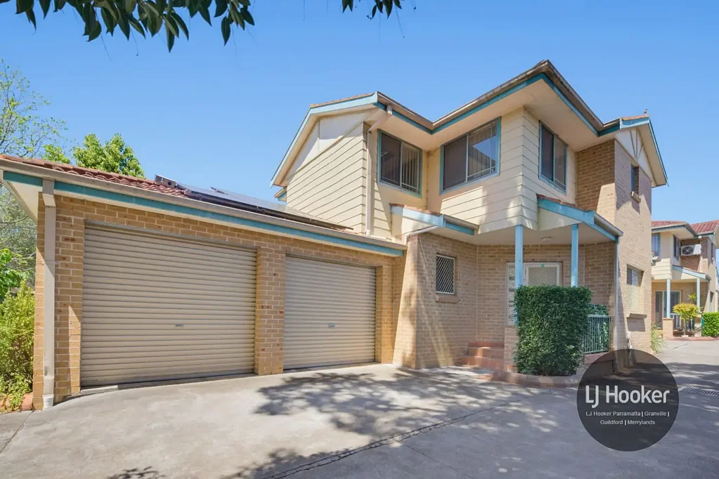 Merrylands 3Kwarto Spacious Brick Townhouse with Double Garage - Complex of Only 5