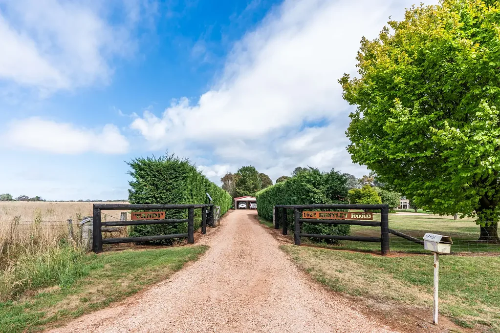 Orange 5房  Grand Family Living on 5 Acres - Space, Comfort & Lifestyle Combined.
