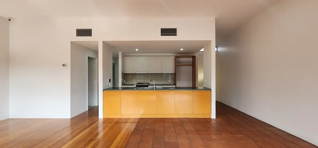 Large 2 Bedroom 2 Bathroom Unit only 2 minutes from Melbourne University