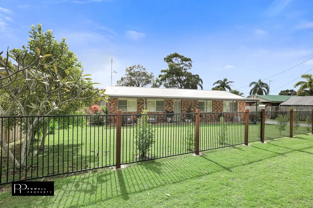 Burnett Heads 4ਬੈੱਡਰੂਮ Renovated 4 Bedroom Brick Coastal Home awaits its new owners.