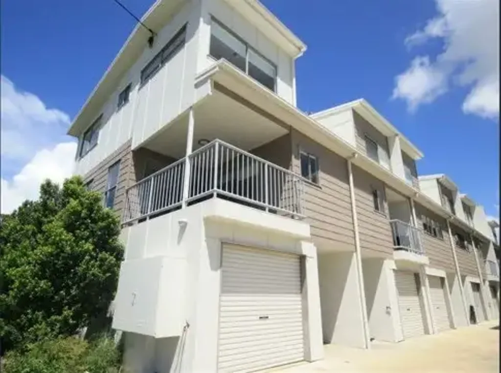 Modern & Fully Furnished Townhouse in the Centre of Town
