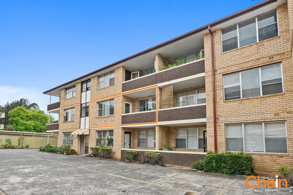 Renovated Full Brick 2 bedroom unit | Walk to Dundas Light rail station, schools and shops!