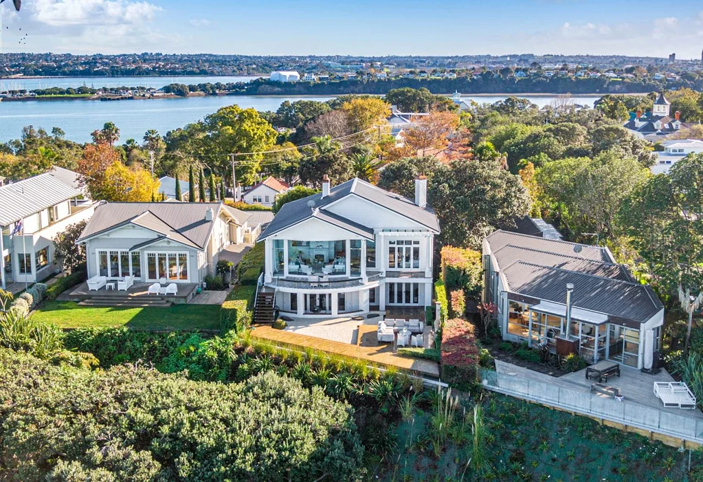 Clifftop Luxury Living 4/5 Bedroom Villa with Breathtaking Harbour Views + Spa Pool!