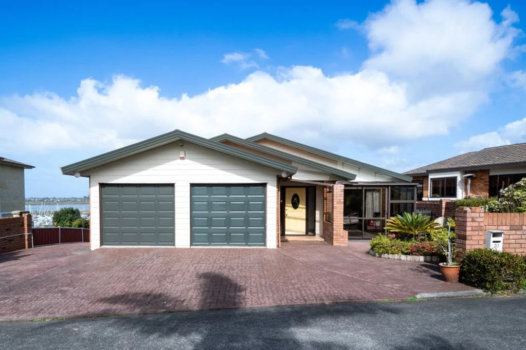 West Harbour 3Moenga WHAT A VIEW. WHAT AN OPPORTUNITY