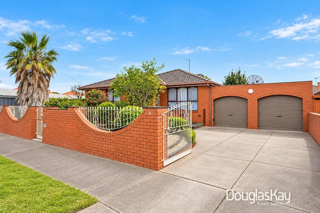 St Albans 3कमरा Solid Brick Family Living on 664m² with 3-Car Garage.
