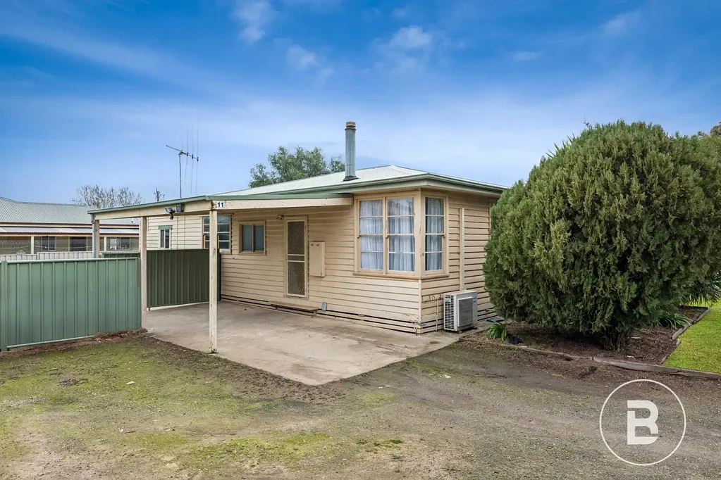 Comfortable 3 Bedroom Home with Shed & Large Yard