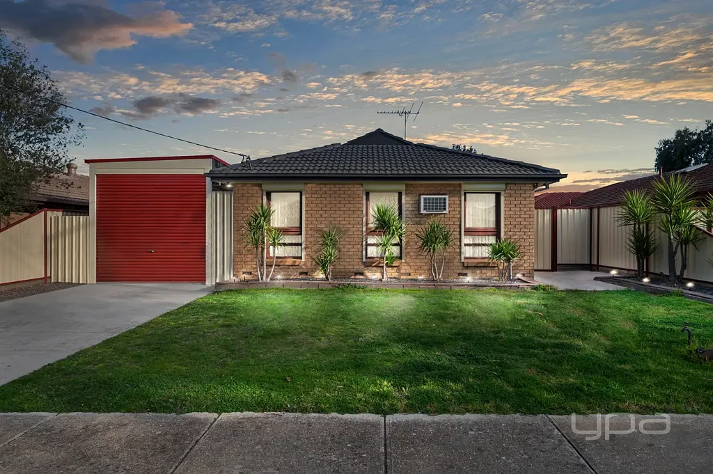 Melton South 3 Bedroom BEAUTIFUL HOME WITH THE CAR ACCOMODATION OF YOUR DREAMS!