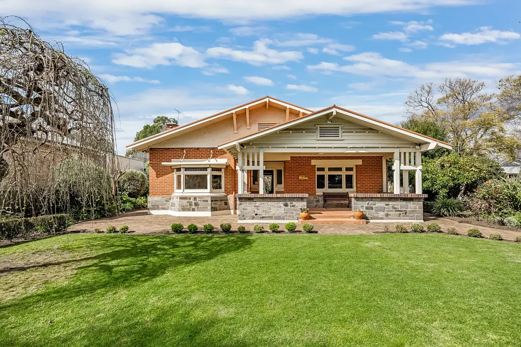 Hawthorn 3ਬੈੱਡਰੂਮ Go grand with a character bungalow extended to perfection