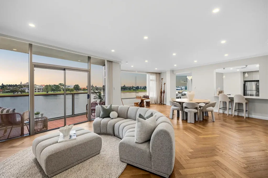 West Lakes 3房  Lake front living in tightly Held Island Point