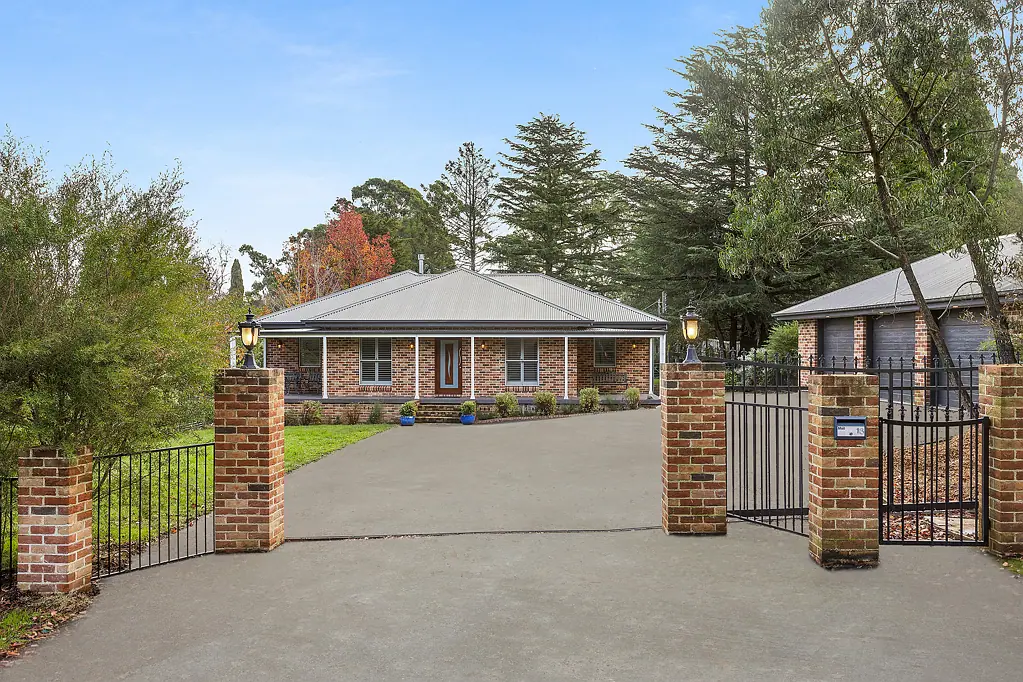 Bowral 5Kwarto Stunning Family Home on Half an Acre