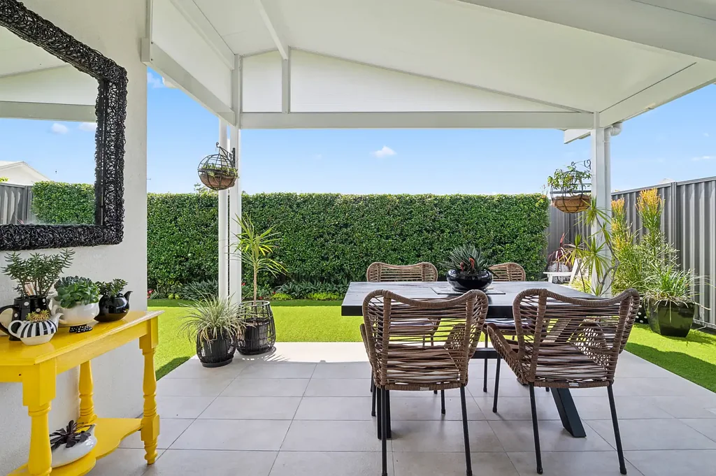 Woolgoolga 2 Bedroom Expansive Alfresco & Vibrant Modern Design