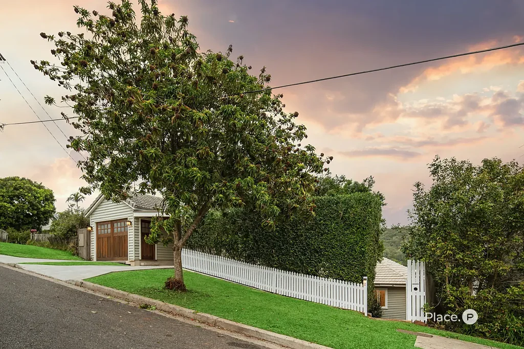 Mount Gravatt East 3房 经典别墅 精心翻新 壮丽全景 开放式设计 高端厨房 顶级电器 多功能空间 宽敞露台 宁静花园 壁炉休闲 社区便利 Timeless Charm and Modern Elegance Overlooking Scenic Views