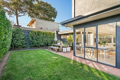 Brighton East 3Habitaciones Freestanding Opportunity with Garden Oasis.