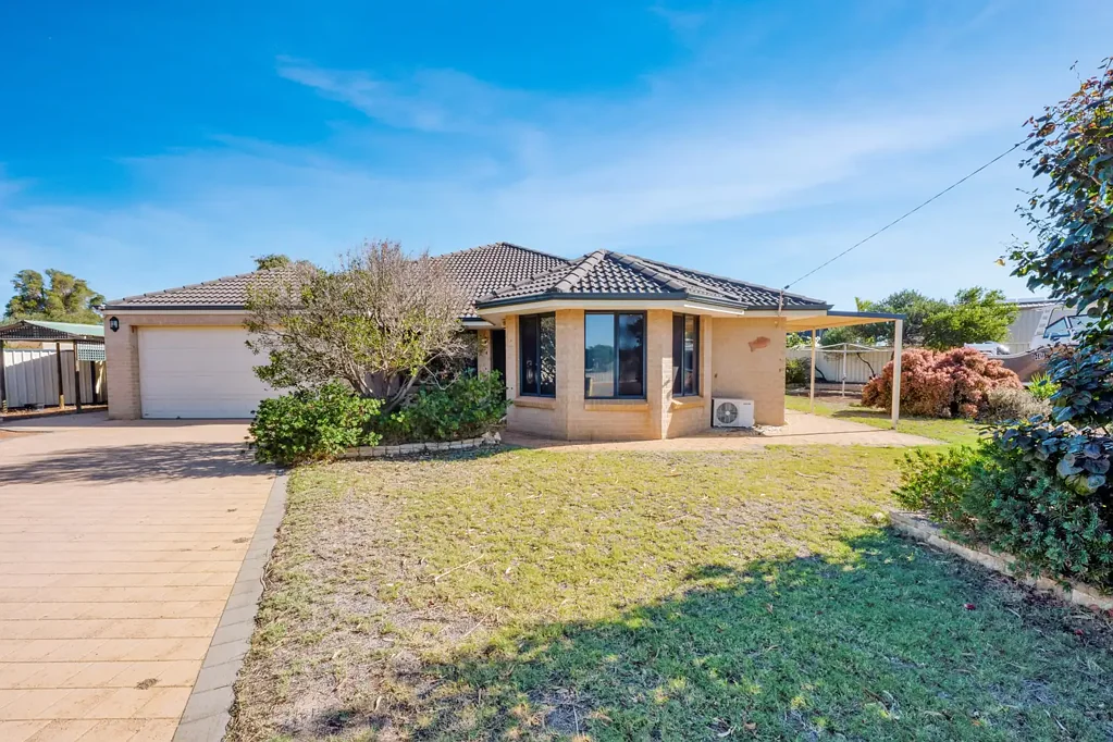 Strathalbyn 4कमरा Spacious Family Living on a Massive 2,700m² Block with Premium Extras in Strathalbyn