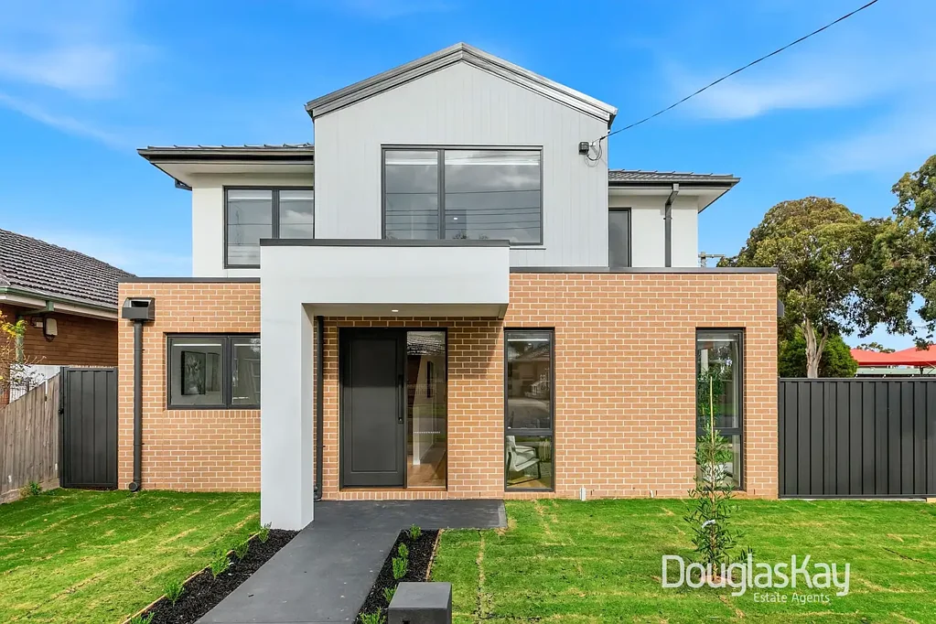 Sunshine North 5 Slaapkamer Brand New Striking Residence with Ground Master Bedroom.