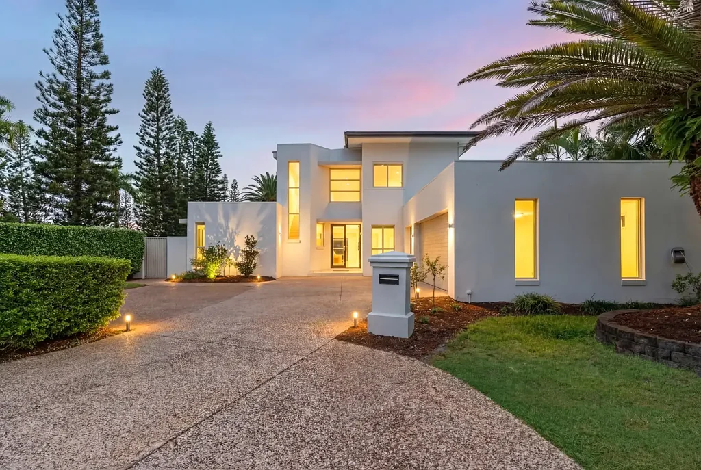 Hope Island 5कमरा Best Value in Gracemere Island Bridge Free Waterfront |AUCTION MUST BE SOLD - VENDORS COMMITTED ELSEWHERE