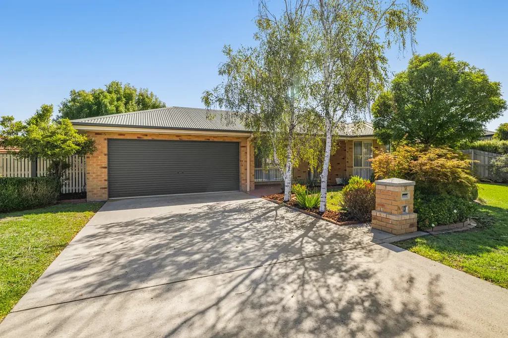 Sale 4 Bedroom Quiet Setting With Modern Comfort