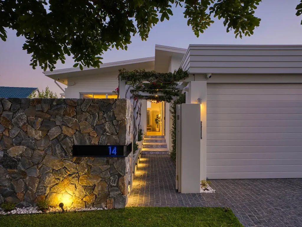 Broadbeach Waters 4कमरा Coastal luxe meets family functionality in a private waterfront haven