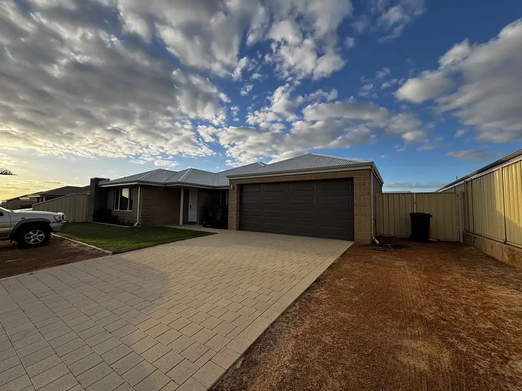 Glenfield 4 Bedroom 4x2 500m from Glenfield Beach