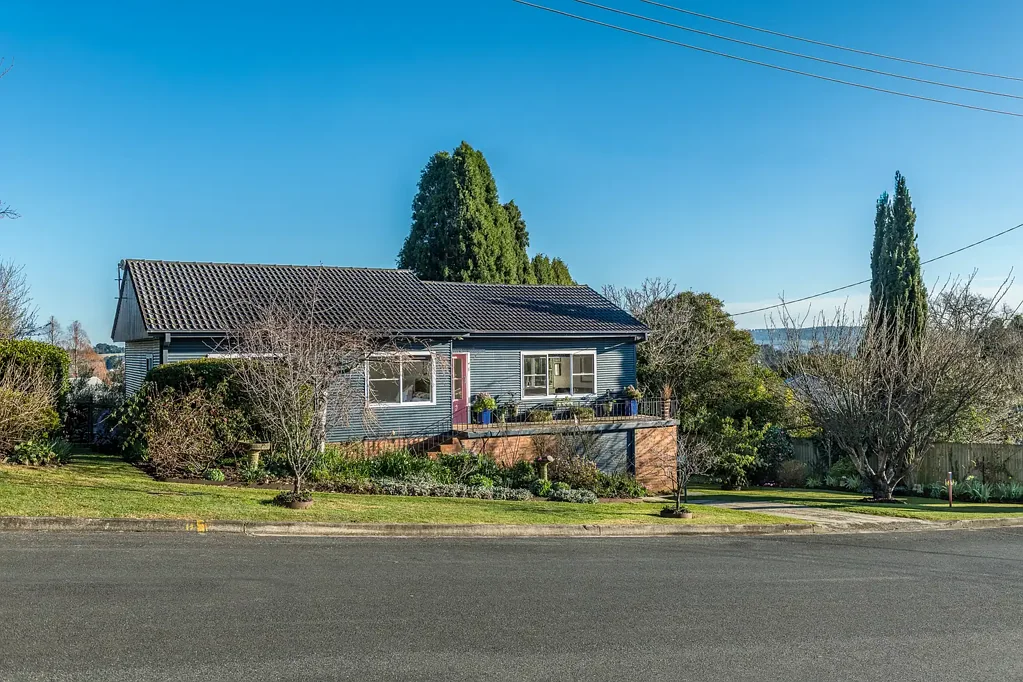 Moss Vale 4房  Mid-Century Magic with Sunset Views in 'Old Moss Vale'