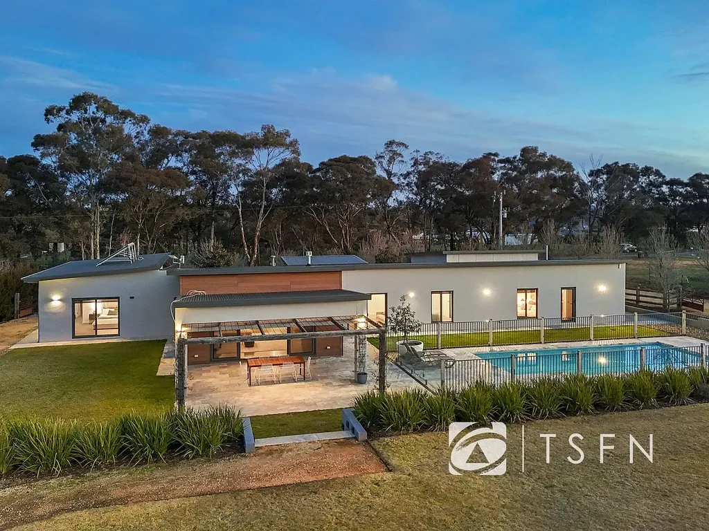 Junortoun 5 Bedroom A Benchmark in Elegant Living – Set on 2.37 Acres
