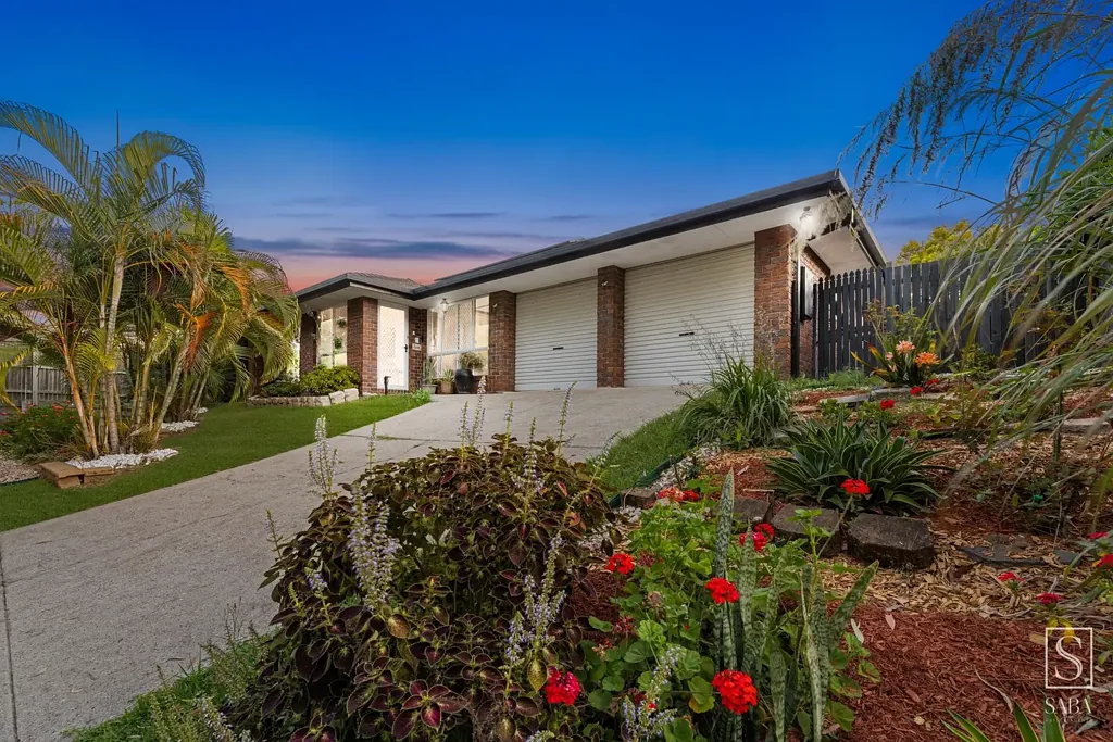 Sinnamon Park 3 Slaapkamer Immaculately Presented Home in a Blue-Chip Sinnamon Park Location