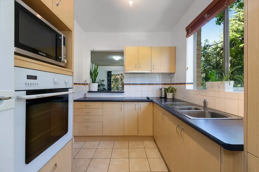 Gladesville 2침실 Quiet and spacious apartment, brand new bathroom, green leafy outlook, close to Gladesville Village