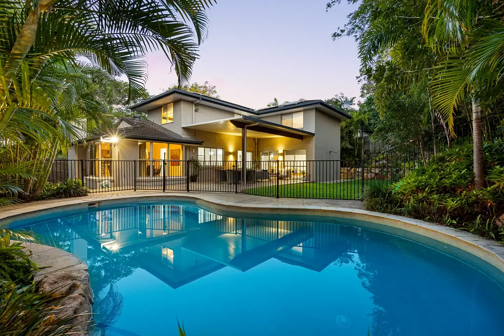 Brookfield 5ห้องนอน Elevated Brookfield Family Home with Resort-Style Pool
