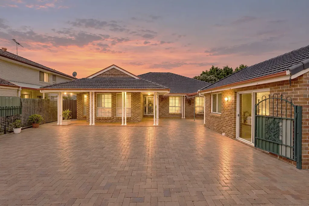Casula 4બેડરૂમ Readymade retreat in prime family-friendly pocket
