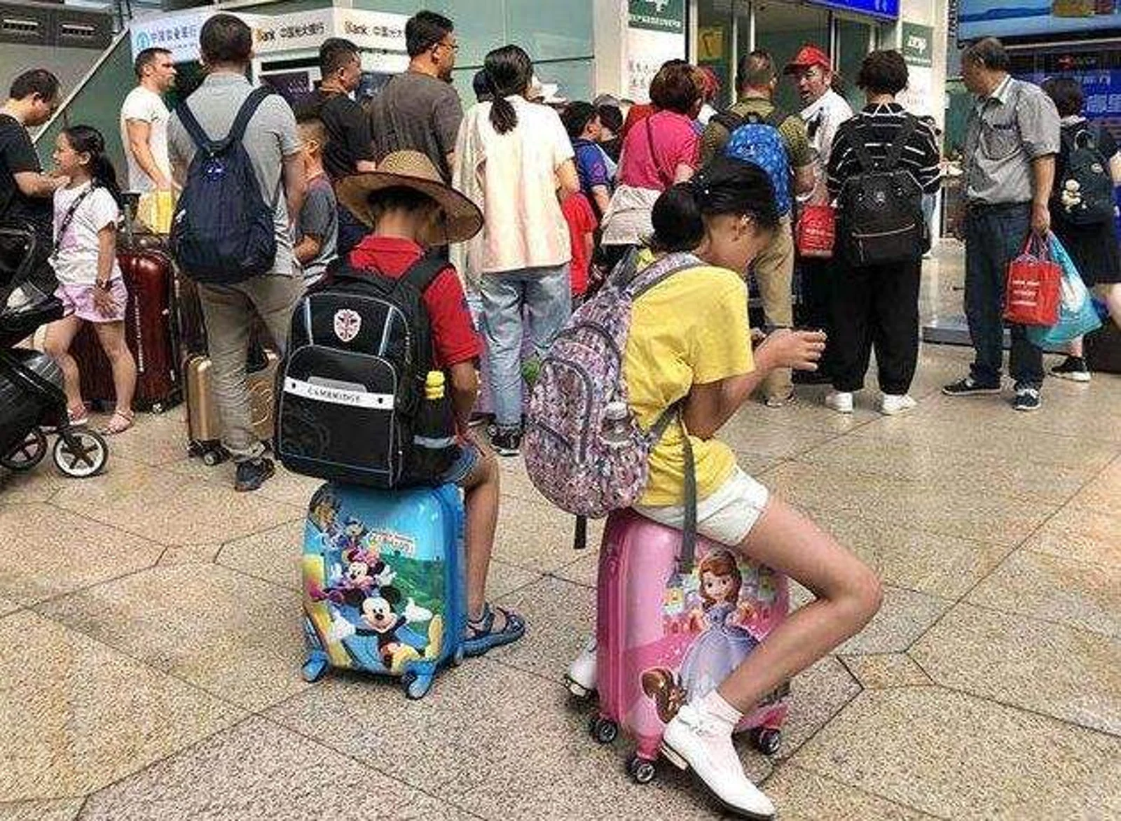 慎点!“恐怖”视频刷屏朋友圈!行李箱竟成致命凶器:一名小女孩颈骨骨折