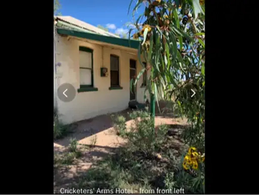 Wilcannia 2Zimmer Historic house once a pub plus large adjoining block with shed.